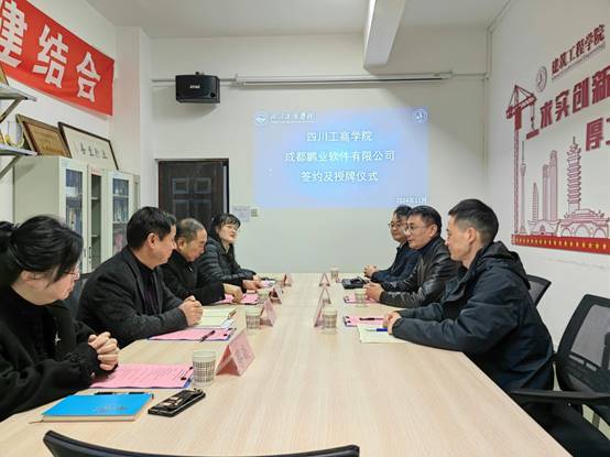 clip_image002.jpg 几个人在桌子前 中度可信度描述已自动生成