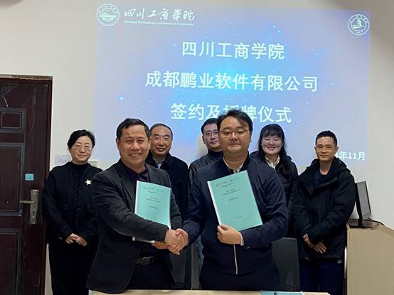 clip_image004.jpg 人们在看台上的人和男子的照片和文字 低可信度描述已自动生成