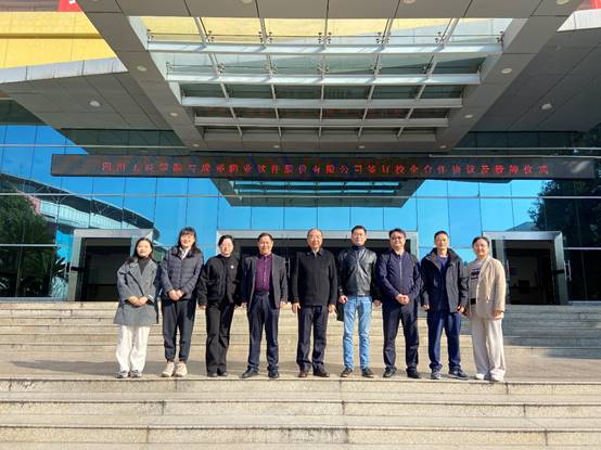 clip_image008.jpg 一群人站在建筑前 描述已自动生成